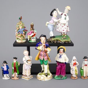 A fine collection of 10 porcelain and biscuit figurines and snuff bottles, 19th C. — photo 1