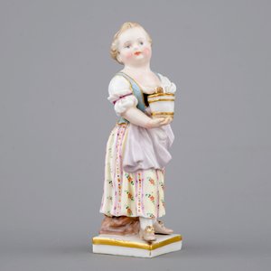 A fine collection of 10 porcelain and biscuit figurines and snuff bottles, 19th C. — photo 3