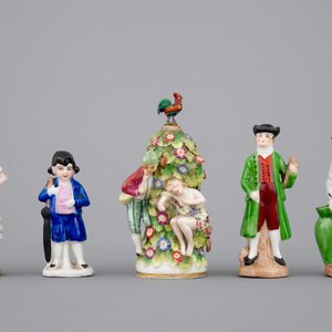 A fine collection of 10 porcelain and biscuit figurines and snuff bottles, 19th C. — photo 4