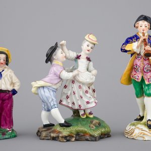 A fine collection of 10 porcelain and biscuit figurines and snuff bottles, 19th C. — photo 5