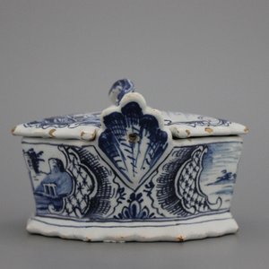 A fine Dutch Delft blue and white butter tub with landscape painting, 18th C. — photo 1