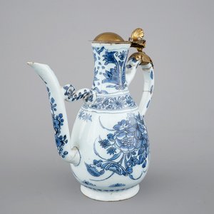 A fine Dutch Delft blue and white chinoiserie jug, Samuel van Eenhoorn, De Grieksche A, 1674-1685 — 照片 1