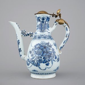 A fine Dutch Delft blue and white chinoiserie jug, Samuel van Eenhoorn, De Grieksche A, 1674-1685 — 照片 2