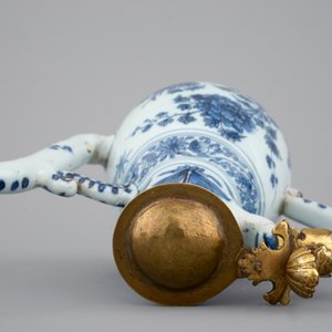 A fine Dutch Delft blue and white chinoiserie jug, Samuel van Eenhoorn, De Grieksche A, 1674-1685 — 照片 7