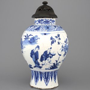 A fine Dutch Delft blue and white chinoiserie Ming-style vase, ca. 1700 — photo 1
