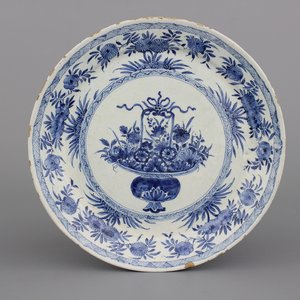 A fine Dutch Delft blue and white chinoiserie pancake plate, ca. 1720 — photo 1