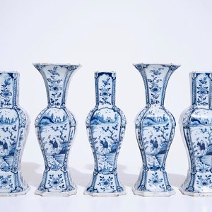 A fine Dutch Delft blue and white five-piece chinoiserie garniture, 1st half 18th C. — photo 1