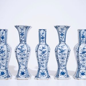 A fine Dutch Delft blue and white five-piece chinoiserie garniture, 1st half 18th C. — photo 2