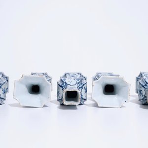 A fine Dutch Delft blue and white five-piece chinoiserie garniture, 1st half 18th C. — photo 6