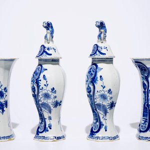 A fine Dutch Delft blue and white four-piece garniture with a farmer, 2nd half 18th C. — 照片 2