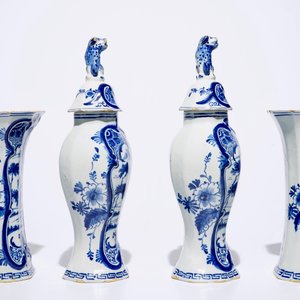 A fine Dutch Delft blue and white four-piece garniture with a farmer, 2nd half 18th C. — 照片 4