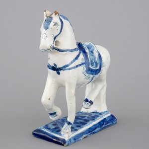 A fine Dutch Delft blue and white model of a standing horse, 18th C. — 照片 1