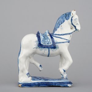 A fine Dutch Delft blue and white model of a standing horse, 18th C. — 照片 4