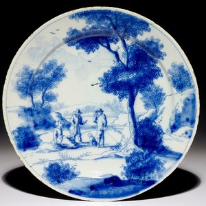 A fine Dutch Delft blue and white plate with two men and a lady below a tree, early 18th C. — 照片 1
