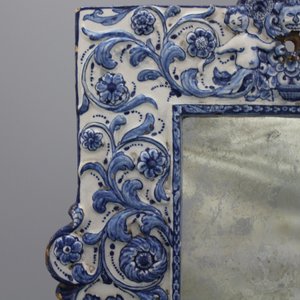 A fine Dutch Delft blue and white rectangular mirror frame, circa 1675-1685 — 照片 1