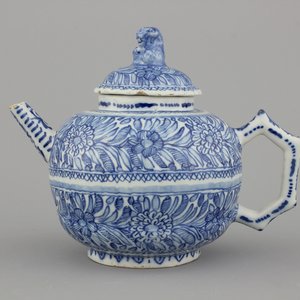 A fine Dutch Delft blue and white teapot and cover, 18th C. — photo 1