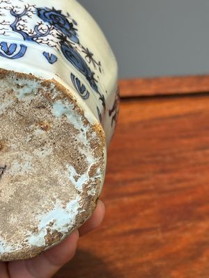 A fine Dutch Delft blue, white and manganese chinoiserie bottle vase, late 17th C. — photo 8