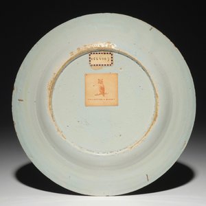 A fine Dutch Delft mixed technique plate with a central flowervase, 18th C. — photo 2
