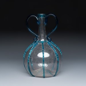 A fine Dutch two-handled blue-tinted and clear glass serving bottle — foto 1