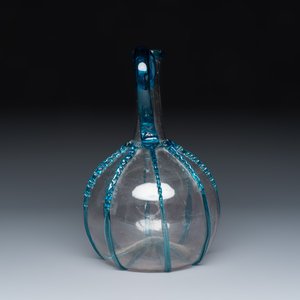 A fine Dutch two-handled blue-tinted and clear glass serving bottle — foto 2
