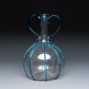 A fine Dutch two-handled blue-tinted and clear glass serving bottle — foto 3