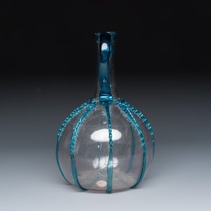 A fine Dutch two-handled blue-tinted and clear glass serving bottle — foto 4