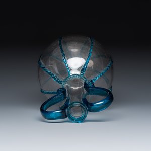 A fine Dutch two-handled blue-tinted and clear glass serving bottle — foto 5