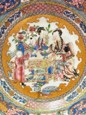 A fine famille rose 'ladies and boys' plate, Samson, Paris, 19th C. — 照片 2