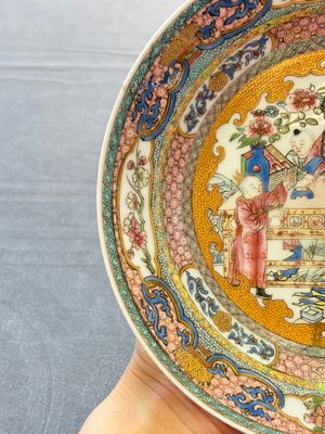 A fine famille rose 'ladies and boys' plate, Samson, Paris, 19th C. — 照片 3