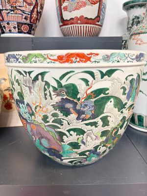 A fine famille verte-style 'Mythical Beasts and Fish' scroll pot or jardinière, Samson, Paris, 19th C. — foto 1