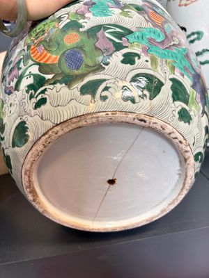 A fine famille verte-style 'Mythical Beasts and Fish' scroll pot or jardinière, Samson, Paris, 19th C. — foto 12