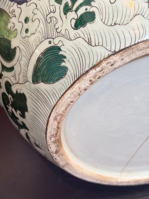 A fine famille verte-style 'Mythical Beasts and Fish' scroll pot or jardinière, Samson, Paris, 19th C. — foto 13