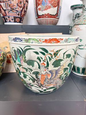 A fine famille verte-style 'Mythical Beasts and Fish' scroll pot or jardinière, Samson, Paris, 19th C. — foto 2