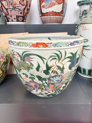 A fine famille verte-style 'Mythical Beasts and Fish' scroll pot or jardinière, Samson, Paris, 19th C. — foto 3
