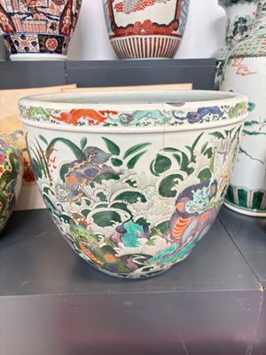 A fine famille verte-style 'Mythical Beasts and Fish' scroll pot or jardinière, Samson, Paris, 19th C. — foto 4