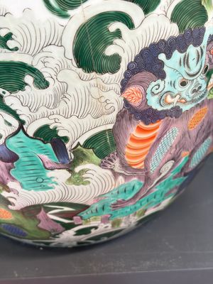 A fine famille verte-style 'Mythical Beasts and Fish' scroll pot or jardinière, Samson, Paris, 19th C. — foto 6