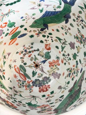 A fine famille verte-style 'Mythical Beasts and Fish' scroll pot or jardinière, Samson, Paris, 19th C. — foto 10