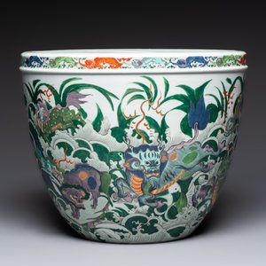 A fine famille verte-style 'Mythical Beasts and Fish' scroll pot or jardinière, Samson, Paris, 19th C. — foto 3