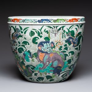 A fine famille verte-style 'Mythical Beasts and Fish' scroll pot or jardinière, Samson, Paris, 19th C. — foto 4