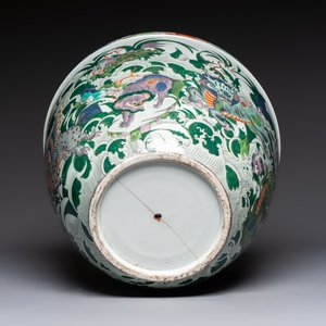 A fine famille verte-style 'Mythical Beasts and Fish' scroll pot or jardinière, Samson, Paris, 19th C. — foto 7
