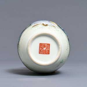 A fine fencai vase with figures in a landscape, Qianlong mark, Republic, 20th C. — 照片 6