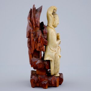 A fine figure of a Guanyin in soapstone on a wooden base, 18/19th C. — photo 3