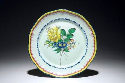 A fine French faience dish with floral design, Les Islettes, Dupré period, 1st half 19th C.