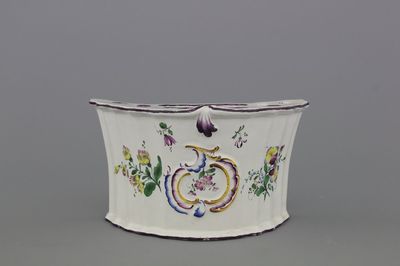 A fine German faience bouquetiere, probably Bayreuth, 18th C.