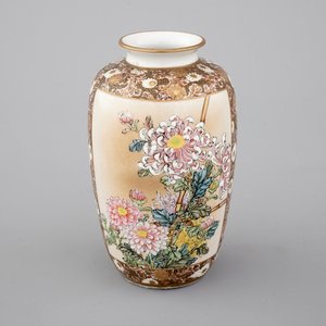 A fine gilt-marked Japanese satsuma porcelain vase, 19th C. — foto 1