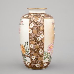 A fine gilt-marked Japanese satsuma porcelain vase, 19th C. — foto 4