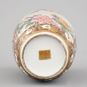 A fine gilt-marked Japanese satsuma porcelain vase, 19th C. — foto 6