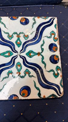 A fine intact Iznik 'Cintamani' tile, Tekfur Saray kilns, Turkey, early 18th C. — 照片 3