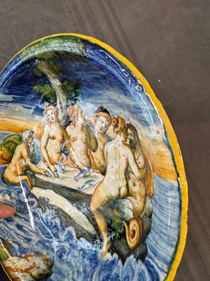 A fine Italian maiolica 'Triumph of the Sea Gods' dish, probably workshop of Orazio Fontana, Urbino, 3rd quarter 16th C. — photo 3