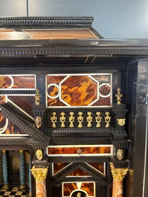 A fine Italian tortoiseshell- and ebony-veneered cabinet, Florence, 17th C. — photo 11